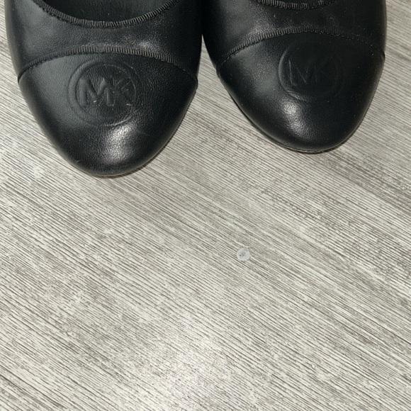 Michael Kors classic ballet flats in black with round cap toe with MK logo - Picture 10 of 10